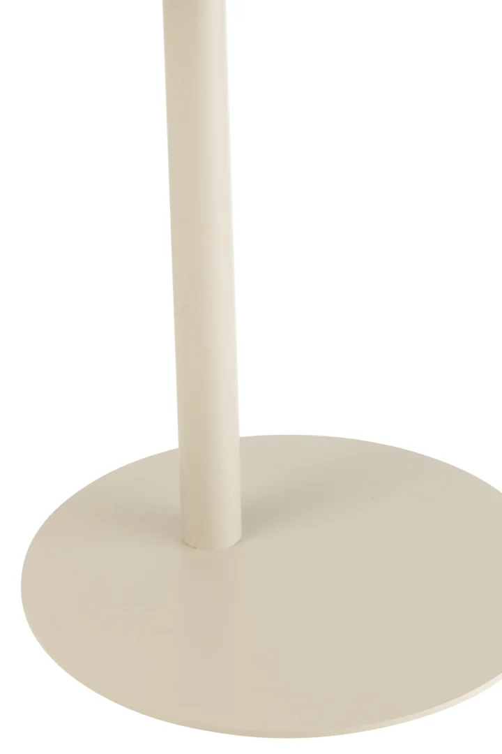 Een close-up van het onderste deel van de Bijzettafel Greige, Grijs 55 x 50 CM bijzettafel van metaal, met de beige-gekleurde verticale paal en ronde, platte basis tegen een witte achtergrond.