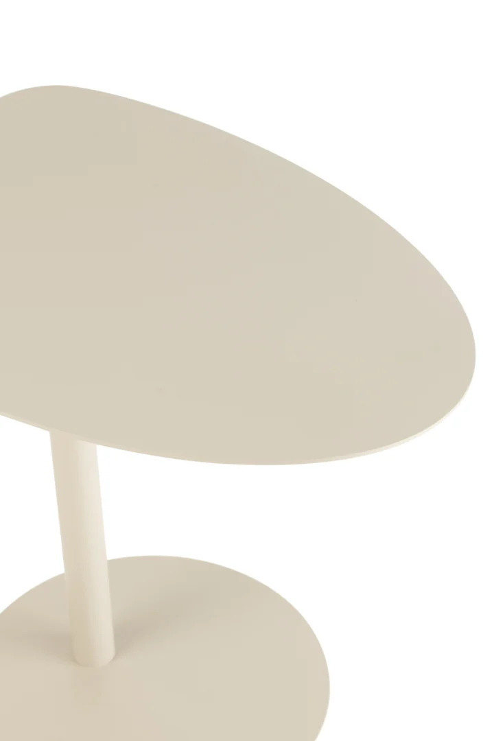 Een close-up van de Bijzettafel Greige, Grijs (55 x 50 cm), met een minimalistisch rond ontwerp in lichtbeigegrijs metaal met een schuin blad en een cilindrische steun die aansluit op een ronde basis.