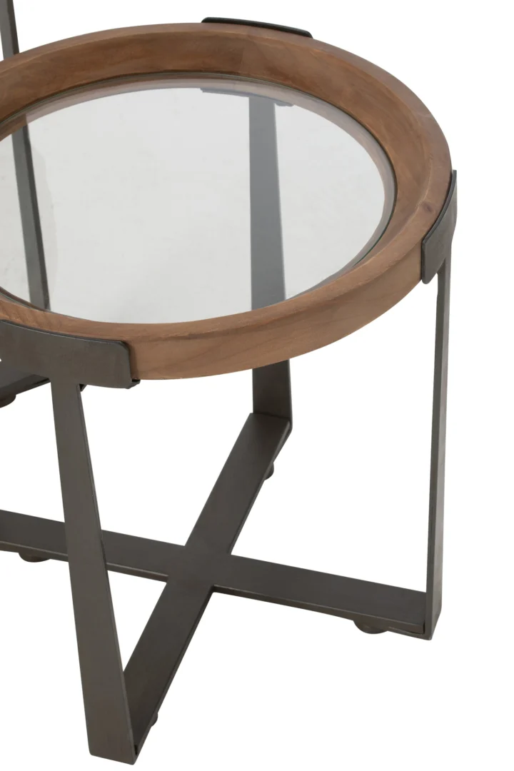 De Bijzettafel Zwart is een vierkante bijzettafel van 60 x 60 cm met een glazen blad in een houten frame, ondersteund door zwart metalen X-vormige poten. Tegen een witte achtergrond.