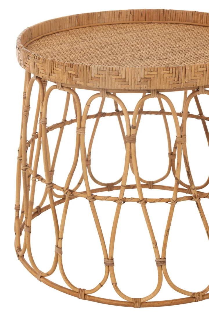 De Bijzettafel 45 CM Rond Multiplex is een ronde rieten salontafel met een ingewikkeld open geweven rotan onderstel en een geweven blad tegen een witte achtergrond.