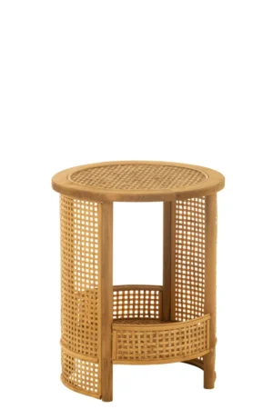 Bijzettafel Dubbel Bamboe/Vurenhout Natuurlijk: ronde houten bijzettafel met gevlochten rieten details op het bovenblad en de zijkanten, open structuur en een onderste plank, allemaal in een natuurlijke houten afwerking, afgebeeld tegen een witte achtergrond.