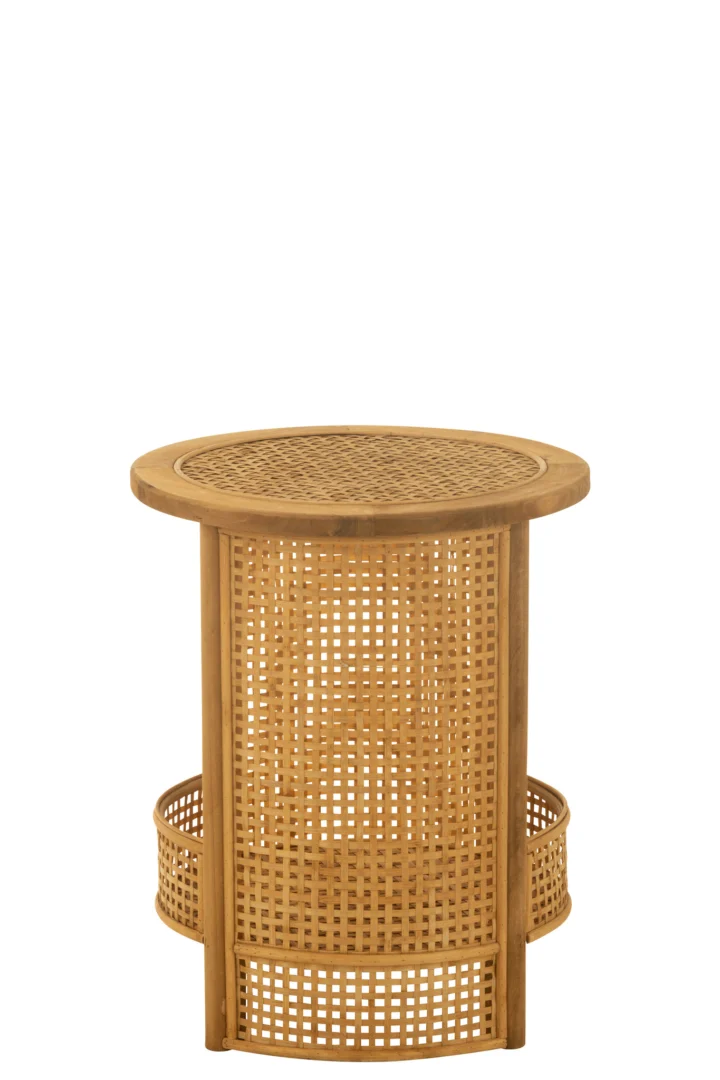 De Bijzettafel Dubbel Bamboe/Vurenhout Natuurlijk is een ronde houten bijzettafel met een gevlochten rotan blad, cilindrisch open raster onderstel en een kleine onderste plank geïntegreerd in het ontwerp.