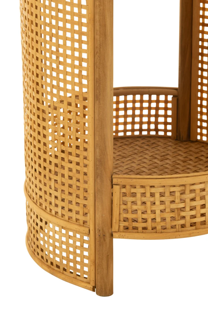 Close-up van de Bijzettafel Dubbel Bamboe/Vurenhout Natuurlijk, een ronde houten bijzettafel met gevlochten bamboe/rotan zijkanten en plank, die de natuurlijke houtstructuur en het ambachtelijke vakmanschap benadrukt.