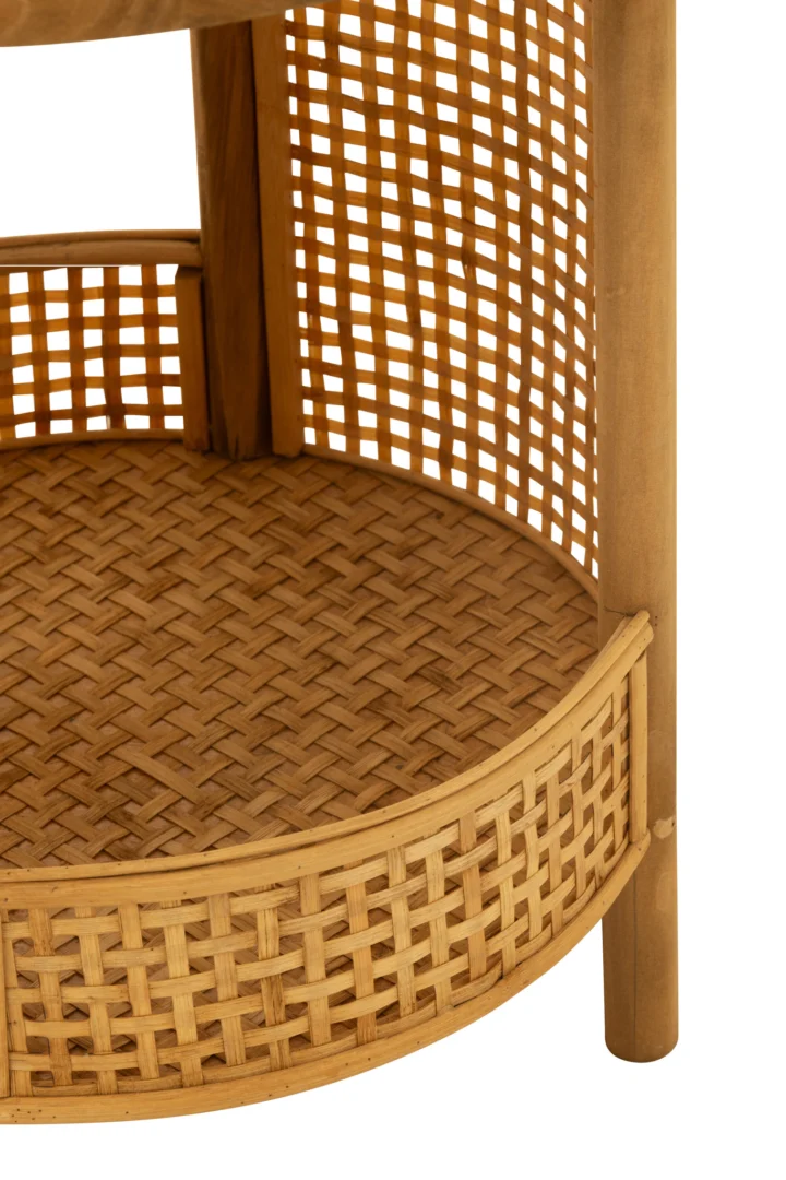 Close-up van de Bijzettafel Dubbel Bamboe/Vurenhout Natuurlijk, een ronde houten tafel met gevlochten rotan details aan de zijkanten en het onderstel, afgewerkt in een natuurlijke lichtbruine tint.