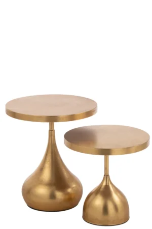 Set van twee industriële Bijzettafels Goud (45x45 cm) met gladde, platte bladen en druppelvormige onderstellen. De metallic gouden afwerking is reflecterend en de tafels hebben verschillende hoogtes. Gemaakt van metaal.