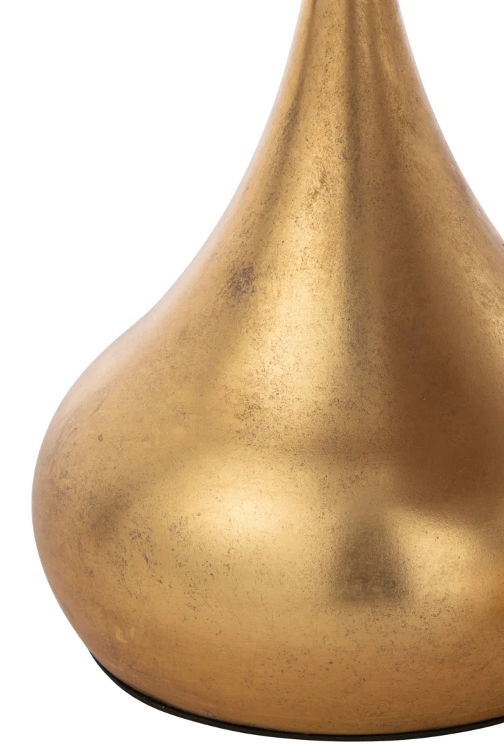 Close-up van de Bijzettafel Goud, een 45x45 cm bijzettafel in industriële stijl gemaakt van goudkleurig metaal met een druppelvorm en licht gestructureerde, verouderde afwerking.