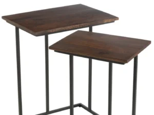 De Bijzettafel Zwart, Bruin 50 CM Rechthoek heeft twee rechthoekige nesttafels met mangohouten bladen en zwarte metalen frames, de ene iets korter en kleiner dan de andere, ontworpen om stijlvol naast elkaar te plaatsen.