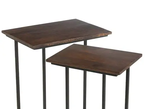 De Bijzettafel Zwart, Bruin 50 CM Rechthoek heeft twee rechthoekige nesttafels met mangohouten bladen en zwarte metalen frames, de ene iets korter en kleiner dan de andere, ontworpen om stijlvol naast elkaar te plaatsen.
