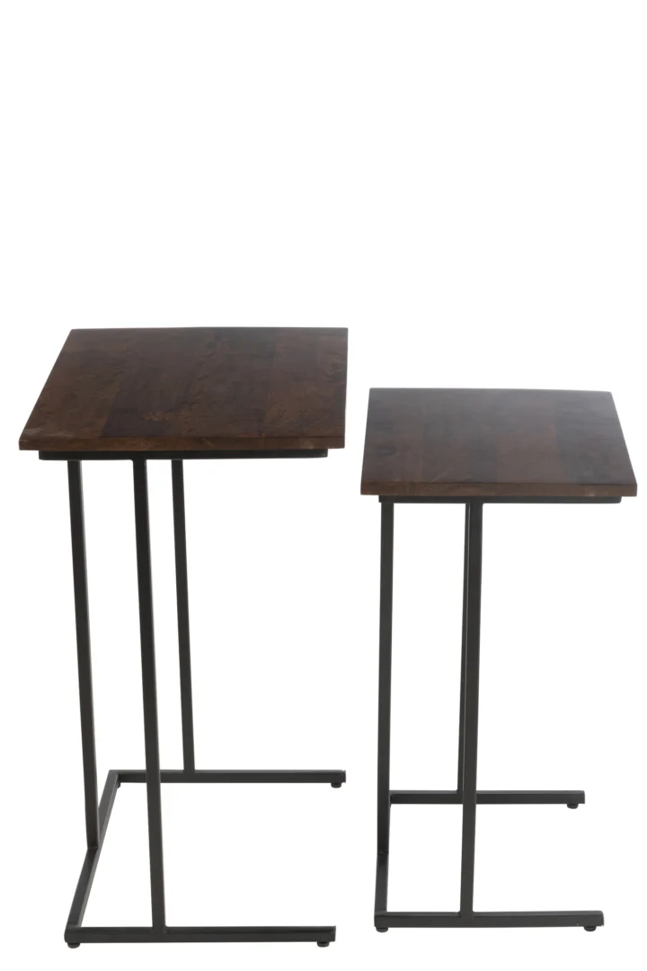 De Bijzettafel Zwart, Bruin 50 CM Rechthoek heeft twee moderne bijzettafels gemaakt van mangohout met donkerbruine bladen en zwarte metalen frames; de ene tafel is iets hoger en groter dan de andere.