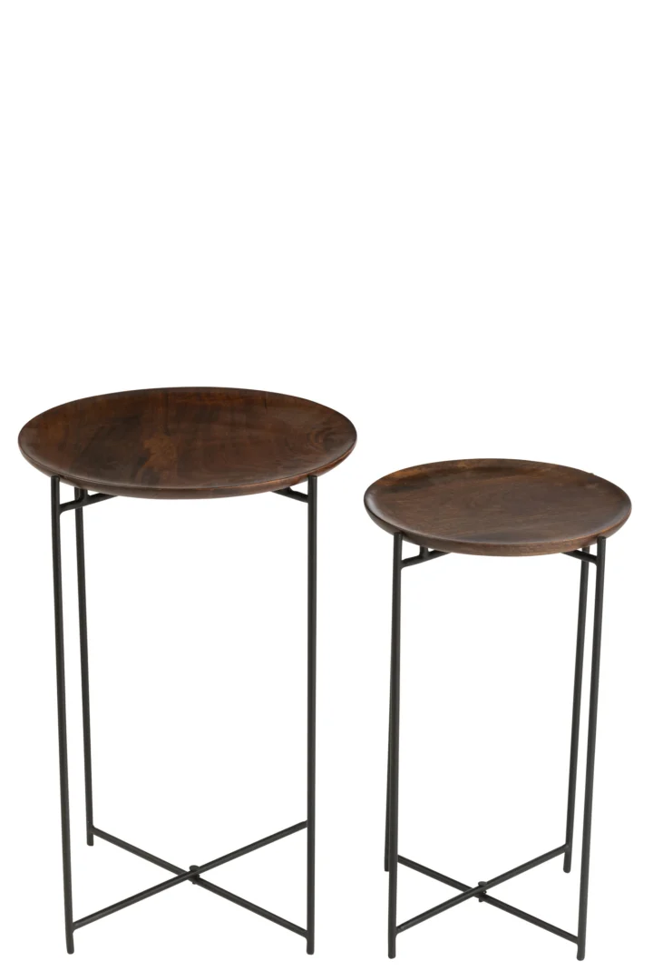 Set van 2 bijzettafels rond van bruin mangohout en zwart ijzer, met de grotere tafel iets achter en links van de kleinere, beide geplaatst op een witte achtergrond.