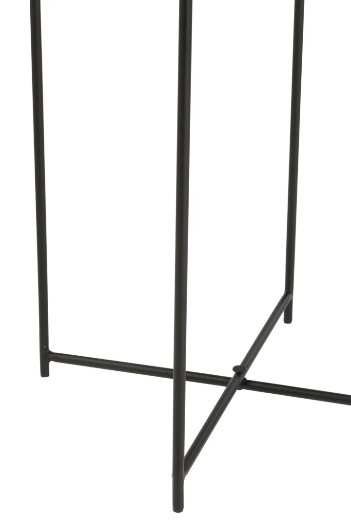 Set van 2 bijzettafels met minimalistisch zwart metalen frame, zichtbaar aan de onderkant met dunne poten en horizontale steunen in een rechthoekig en X-vormig onderstel, tegen een witte achtergrond.