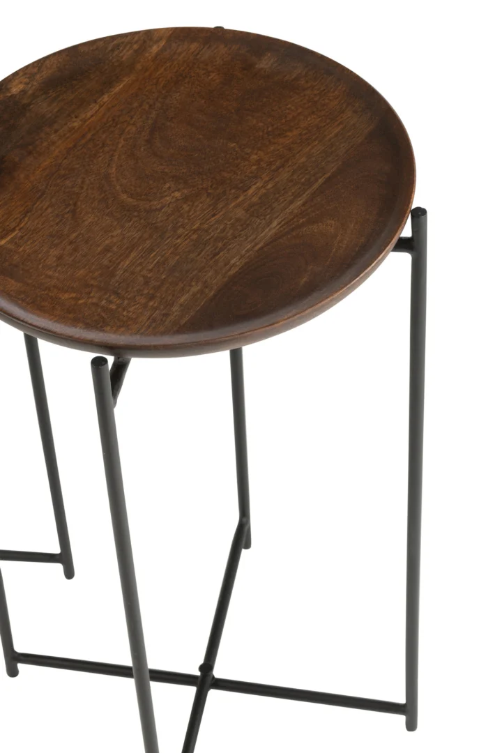 De Set van 2 bijzettafels rond ijzer/mangohout bruin/zwart heeft ronde bruine mangohouten bladen op minimalistische zwarte ijzeren frames met dunne poten, die een eenvoudig modern ontwerp tegen een witte achtergrond laten zien.