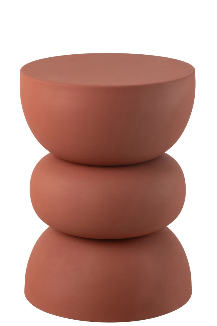 De Bijzettafel Lise IJzer Roest is een moderne, roestkleurige bijzettafel met een gladde matte afwerking, voorzien van drie gestapelde, ronde vormen van verschillende grootte voor een sculpturale en minimalistische look.