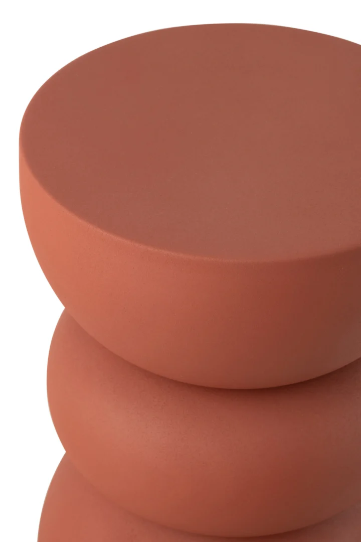 Een close-up van de Bijzettafel Lise IJzer Roest, met matte, terracottakleurige oppervlakken met gladde, afgeronde hoeken, tegen een witte achtergrond.