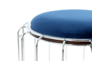 Een close-up van de Bijzettafel Zilver MDF Design, met het ronde blauwe blad en het slanke zilveren frame met gebogen steunen.
