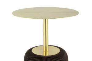De Bijzettafel Bruin Ijzer is een moderne bijzettafel met een rond, goudkleurig metalen blad en bijpassende verticale steun, op een geribbeld donkerbruin onderstel. Het minimalistische en eigentijdse ontwerp maakt het een stijlvolle toevoeging aan elke kamer.