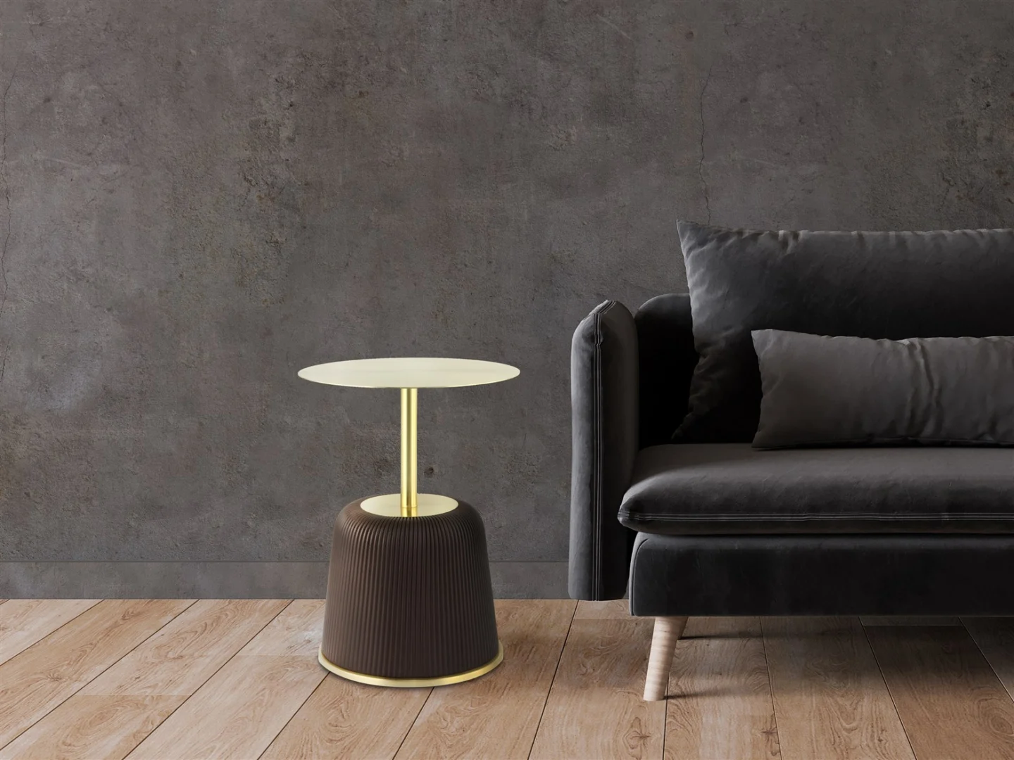 Een moderne woonkamer met een donkergrijze fluwelen bank en de Bijzettafel Bruin Ijzer, een klein rond bijzettafeltje van goud en bruin ijzer, op een houten vloer met een donkergrijze muur met textuur op de achtergrond.