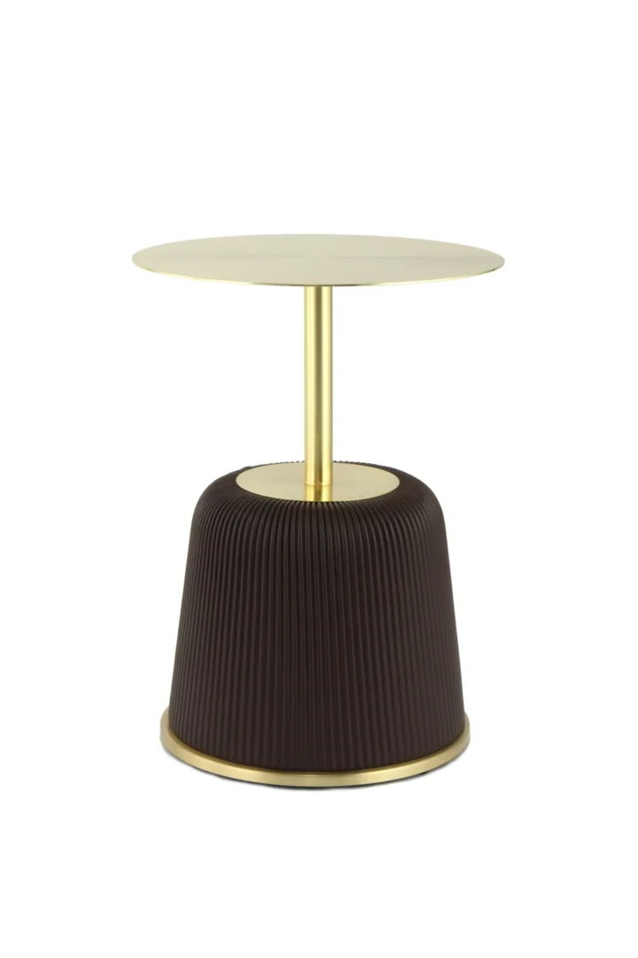 De Bijzettafel Bruin Ijzer is een moderne bijzettafel met een rond gouden metalen blad en stam, aangevuld met een donker, geribbeld, klokvormig onderstel met een gouden onderrand.