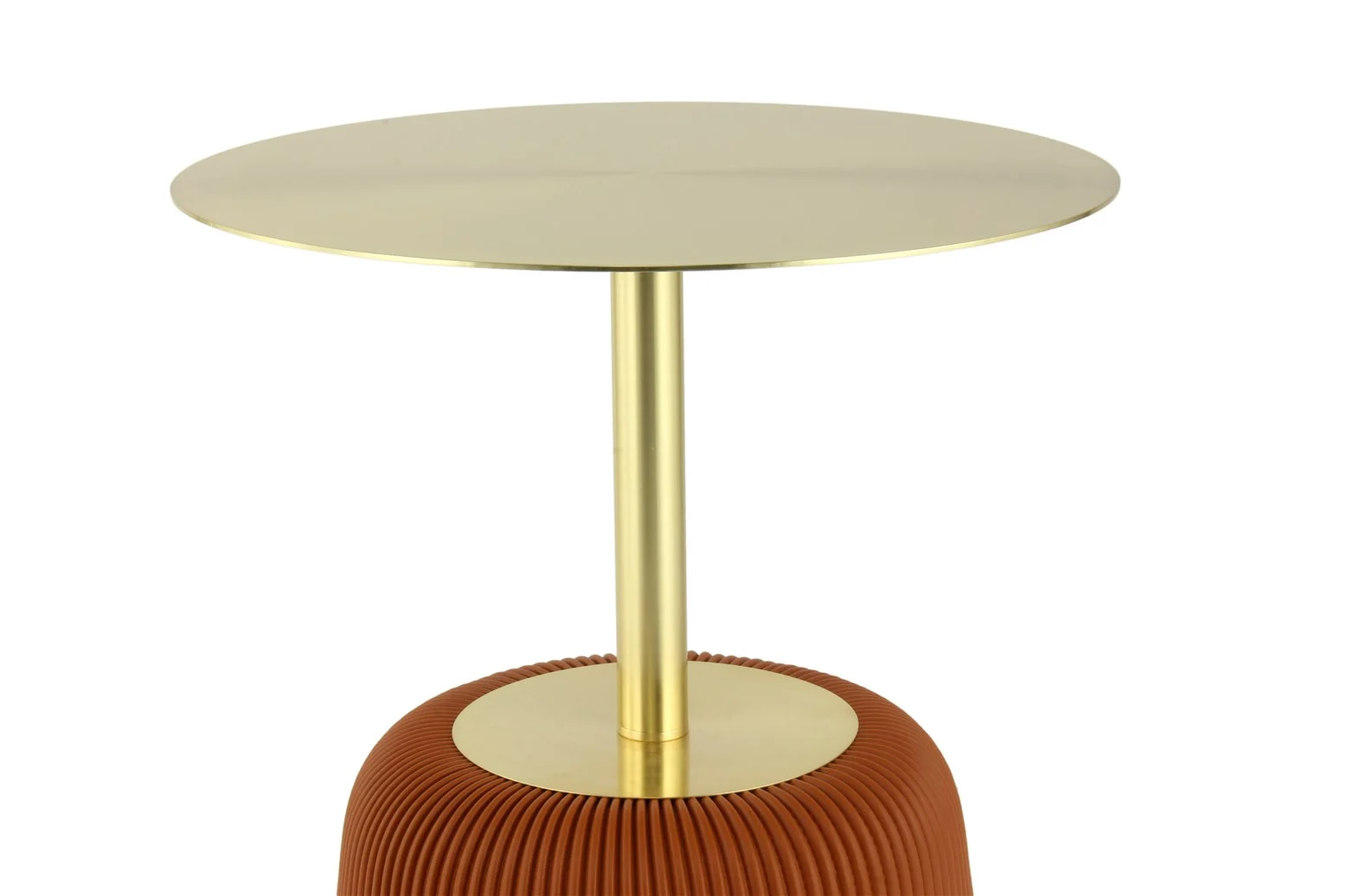 De Bijzettafel 40 x 55 CM Rond Ijzer is een moderne bijzettafel met een rond, goudkleurig metalen blad en stam op een geribbeld, roestoranje cilindrisch onderstel.