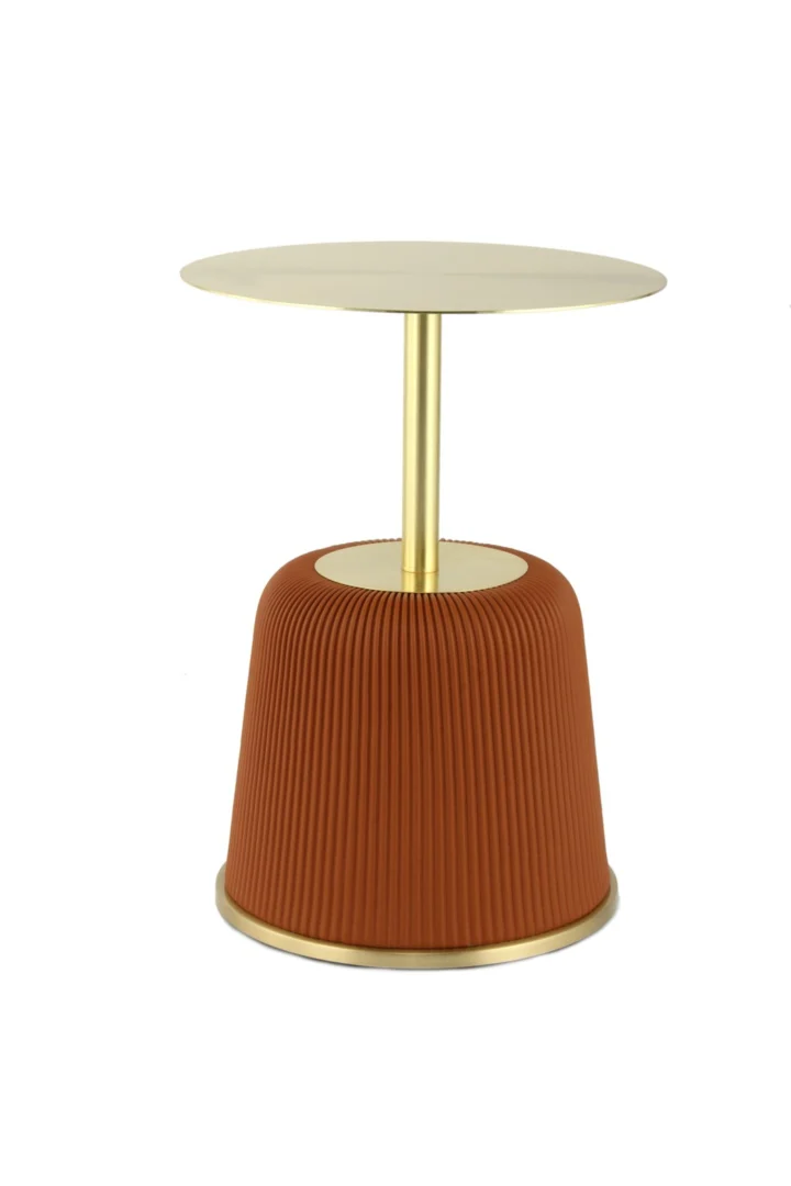 De Bijzettafel 40 x 55 CM Rond Ijzer is een moderne bijzettafel met een rond beige blad, gouden stam en een gestructureerd, geribbeld, kegelvormig terracotta onderstel met gouden rand, tegen een witte achtergrond.