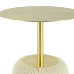 De Bijzettafel Crème Rond Ijzer is een ronde, moderne gouden bijzettafel met een slanke sokkel met geribbelde off-white textuur en een plat, reflecterend blad, tegen een effen witte achtergrond.