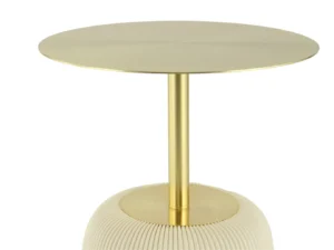De Bijzettafel Crème Rond Ijzer is een ronde, moderne gouden bijzettafel met een slanke sokkel met geribbelde off-white textuur en een plat, reflecterend blad, tegen een effen witte achtergrond.