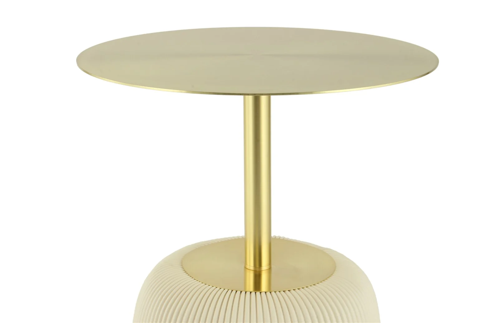 De Bijzettafel Crème Rond Ijzer is een ronde, moderne gouden bijzettafel met een slanke sokkel met geribbelde off-white textuur en een plat, reflecterend blad, tegen een effen witte achtergrond.