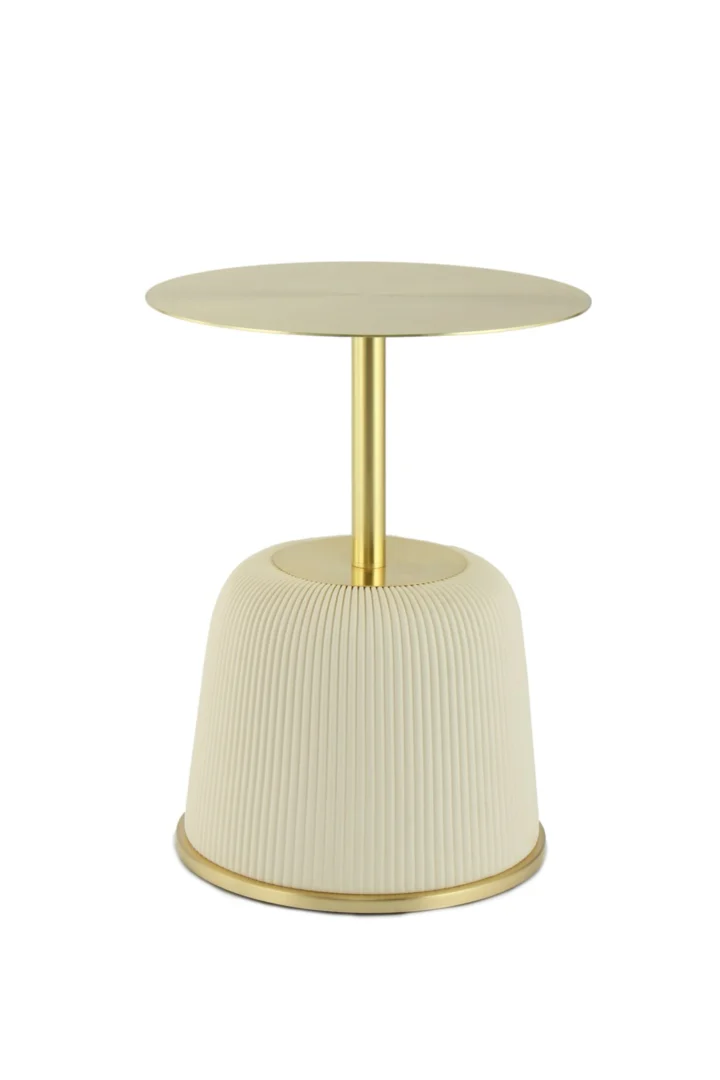 De Bijzettafel Crème Rond Ijzer is een moderne bijzettafel met een rond crèmekleurig blad, een slanke gouden stam en een geplooid trommelvormig crèmekleurig onderstel met een accent van goudband.