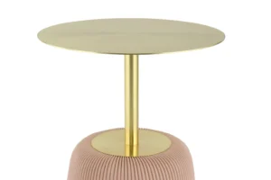 De Bijzettafel Roze Rond Ijzer Scandinavisch is een moderne, minimalistische bijzettafel met een rond gouden metalen blad en stam, ondersteund door een roze geribbeld koepelvormig onderstel voor een eigentijdse Scandinavische look.