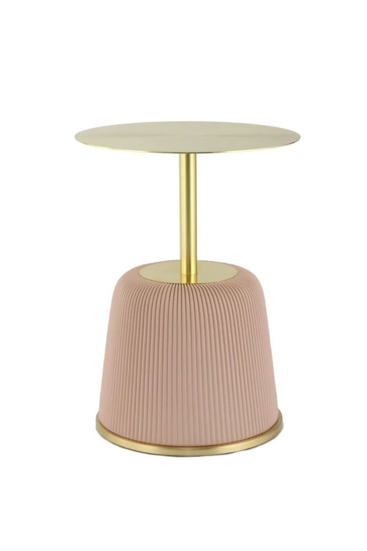 De Bijzettafel Roze Rond Ijzer Scandinavisch is een moderne bijzettafel met een rond gouden blad, gouden verticale steun en een geplooid blushroze onderstel met een gouden rand.