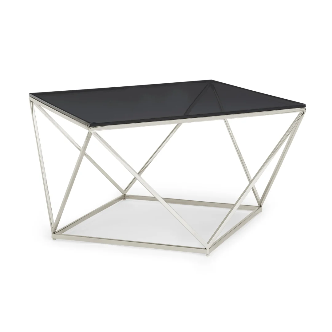 De Salontafel Rookglas van Gerookt Rvs is een moderne salontafel met een blad van gerookt glas en een geometrisch metalen onderstel van kruisende zilveren staven die driehoekige vormen vormen.