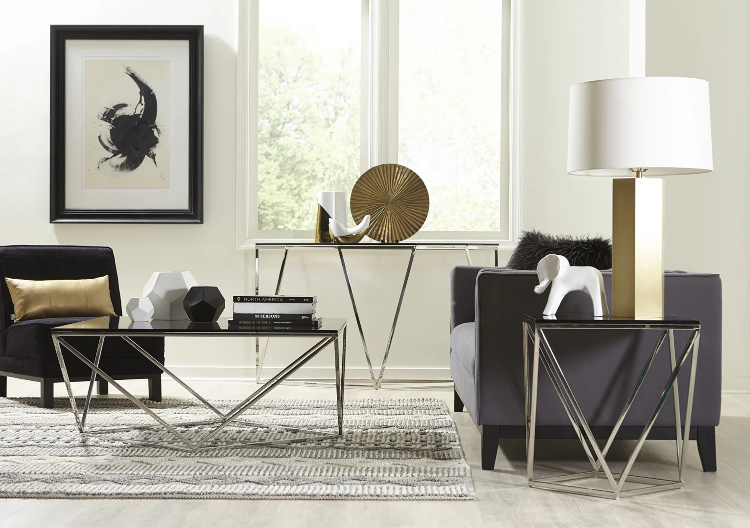 Moderne woonkamer met Salontafel Rookglas, Gerookt Rvs salontafel, zwarte en grijze stoelen, abstracte muurkunst, een gouden accentkussen en decoratieve objecten op de tafels zoals een lamp, gouden schijf en wit dierenbeeldje.