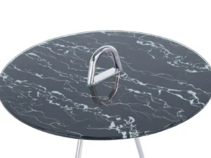 De Bijzettafel Zilver, Zwart Staal is een ronde glazen tafel met een zwart marmerpatroon en een moderne driehoekige zilveren metalen handgreep in het midden, van bovenaf gezien.