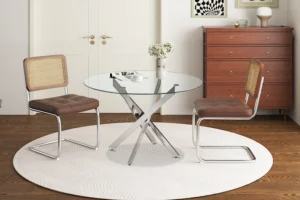Een moderne eethoek met de 'Lasi' 120 cm ronde glazen tafel met chromen poten, twee bruine en metalen stoelen, een wit vloerkleed, een houten dressoir, een vaas met witte bloemen op tafel en ingelijste kunst aan de muur.