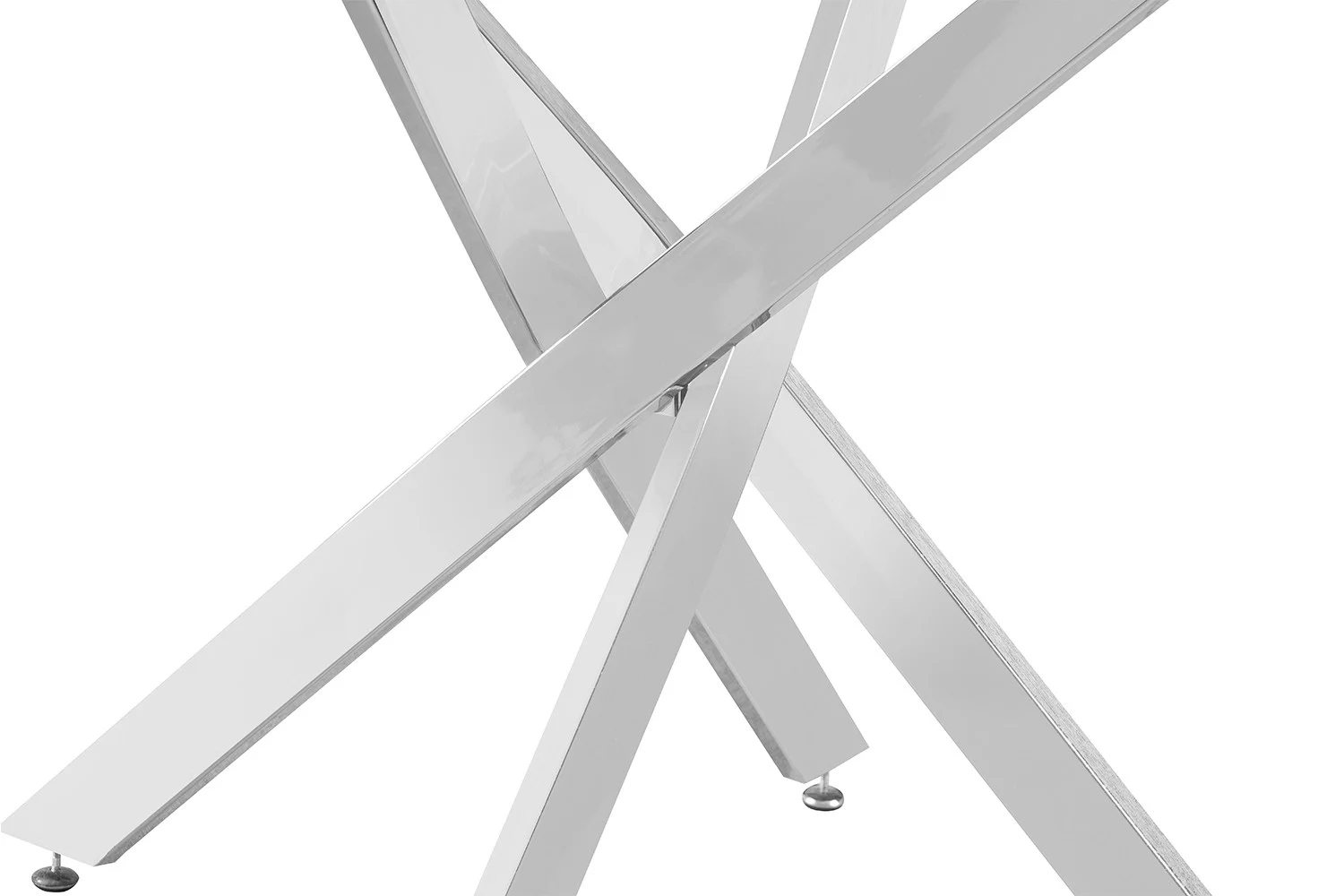 Close-up van de kruisende, glanzend chromen poten van de 'Lasi' 120 cm ronde glazen tafel, in een X-vorm tegen een witte achtergrond.