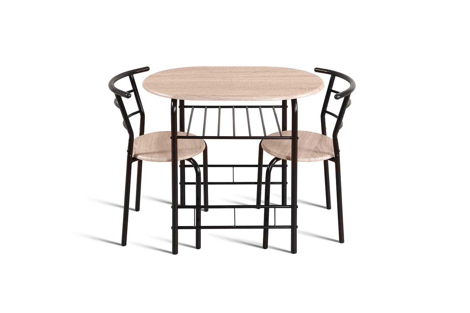 De Tafelset 'Adam' bestaat uit een kleine ronde houten tafel en twee bijpassende stoelen, allemaal met een zwart metalen frame en rugleuning, op een witte achtergrond.