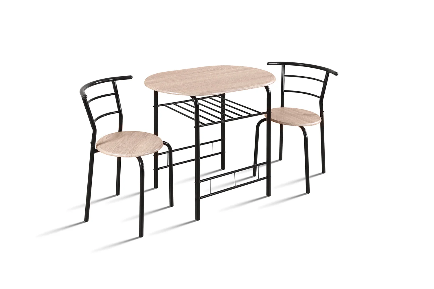 De Tafelset 'Adam' Zwart metaal Decor sonoma heeft een compacte, moderne lichthouten tafel met zwart metalen frame, twee bijpassende stoelen en een handig metalen rek onder de tafel, allemaal op een witte achtergrond.