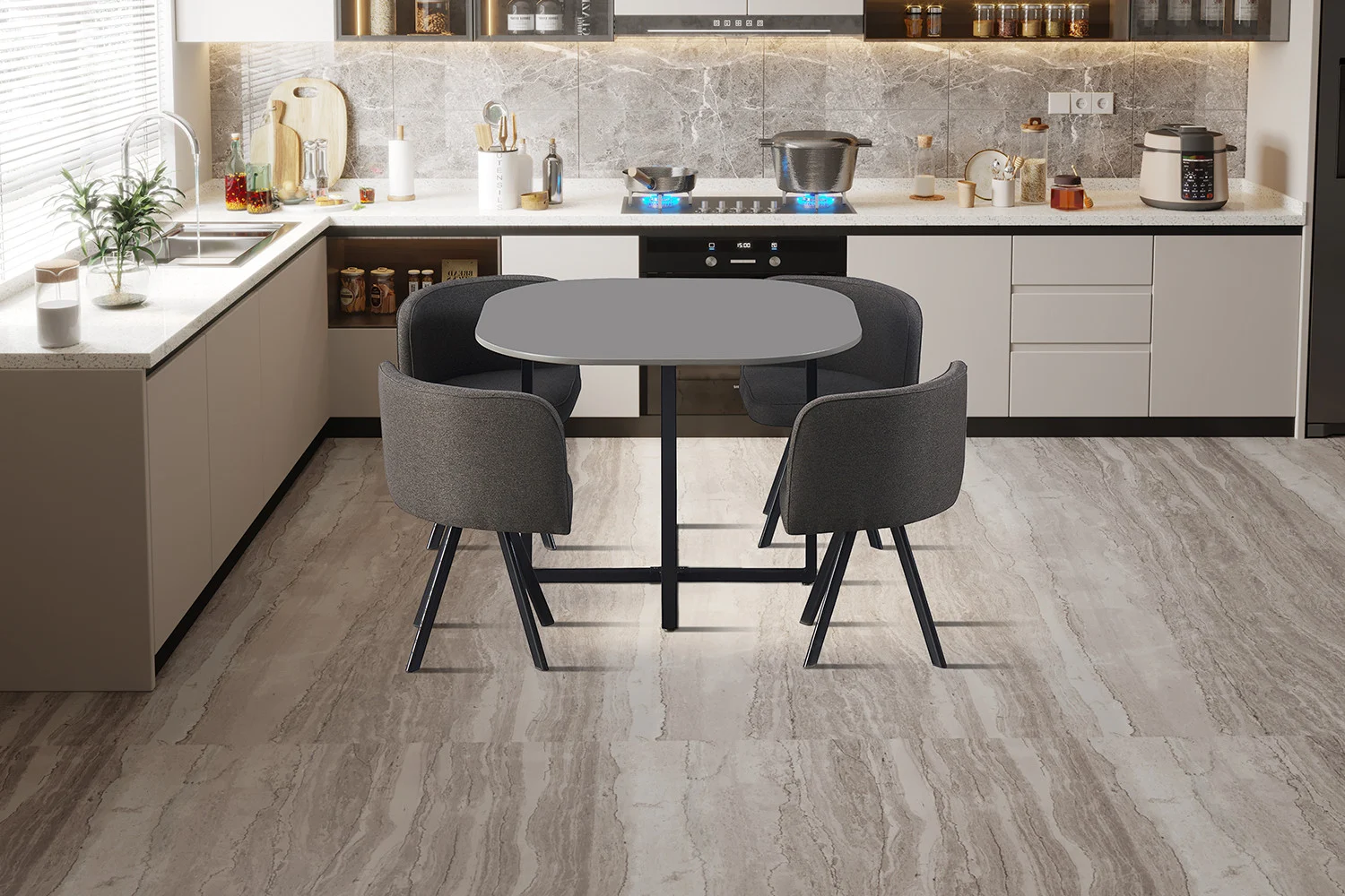 Moderne keuken met marmeren vloer, witte kasten, verschillende apparaten op het aanrecht en een kleine eettafel met de Tafelset 'Eva' Grijs-vier grijze stoelen en een tafel. Zonlicht stroomt door een raam met luxaflex.