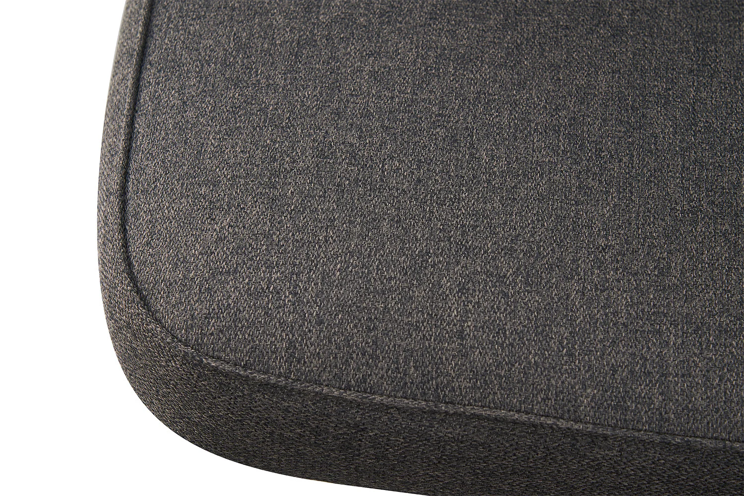 Close-up van het Tafelset 'Eva' Grijs zitkussen in donkergrijze stoffering met zichtbare stiknaden aan de randen, waardoor de textuur en stofdetails worden benadrukt.