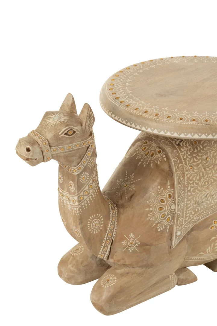 De Bijzettafel Wit 35 x 36 CM Mangohout is een decoratieve houten tafel in de vorm van een zittende kameel, versierd met ingewikkelde wit en goud geschilderde ontwerpen op de romp en het ronde tafelblad.
