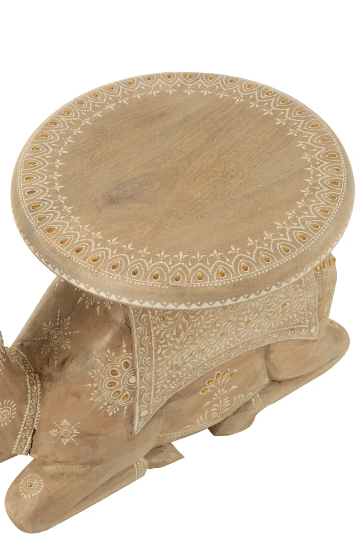 De Bijzettafel Wit 35 x 36 CM Mangohout is een houten, kameelvormige bijzettafel met ingewikkelde witte en gouden handgeschilderde patronen op het bovenblad en de romp, gezien vanuit een schuin bovenaanzicht.