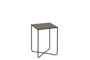 De Sidetable Kruisframe Metaal Zwart heeft een minimalistisch vierkant ontwerp met een dun zwart metalen frame, een plat massief blad en opvallende kriskras poten voor een eenvoudige, moderne uitstraling.
