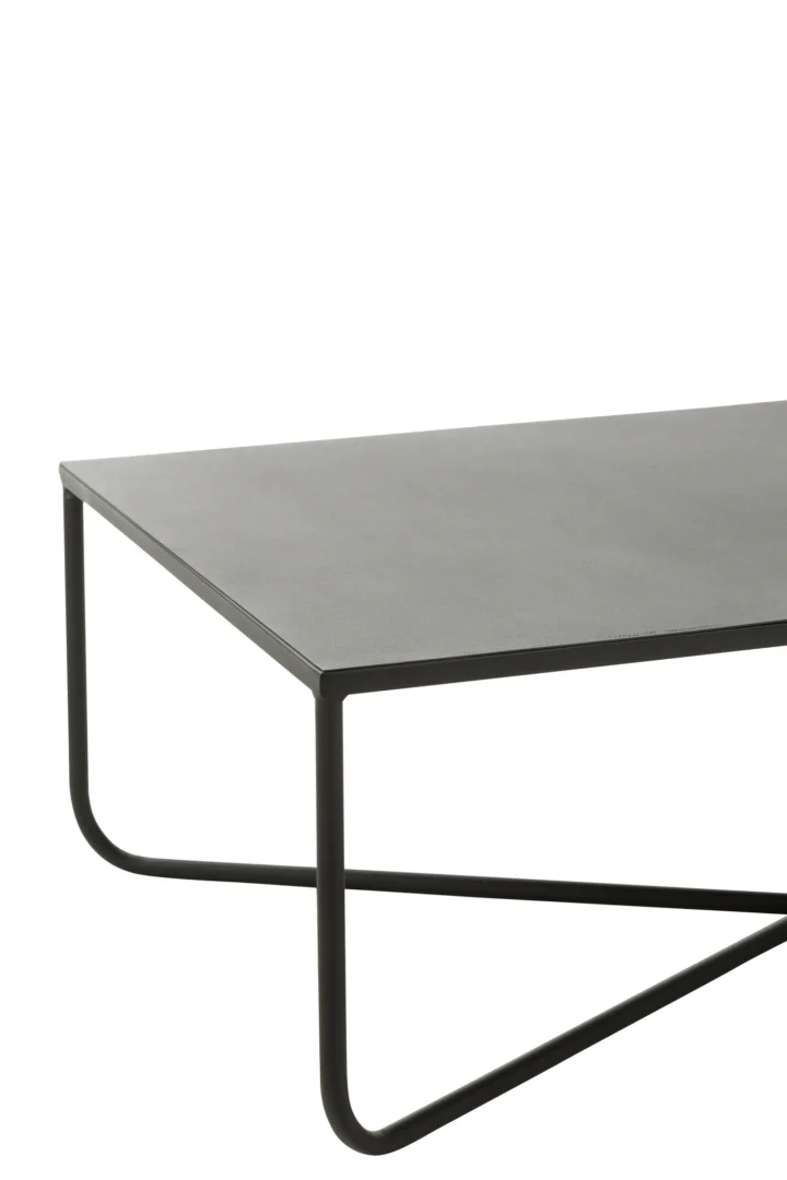 De Salontafel Zwart Metaal is een moderne rechthoekige salontafel met een dun, plat zwart blad en minimalistische zwarte metalen poten in de vorm van een geometrisch, gebogen onderstel.