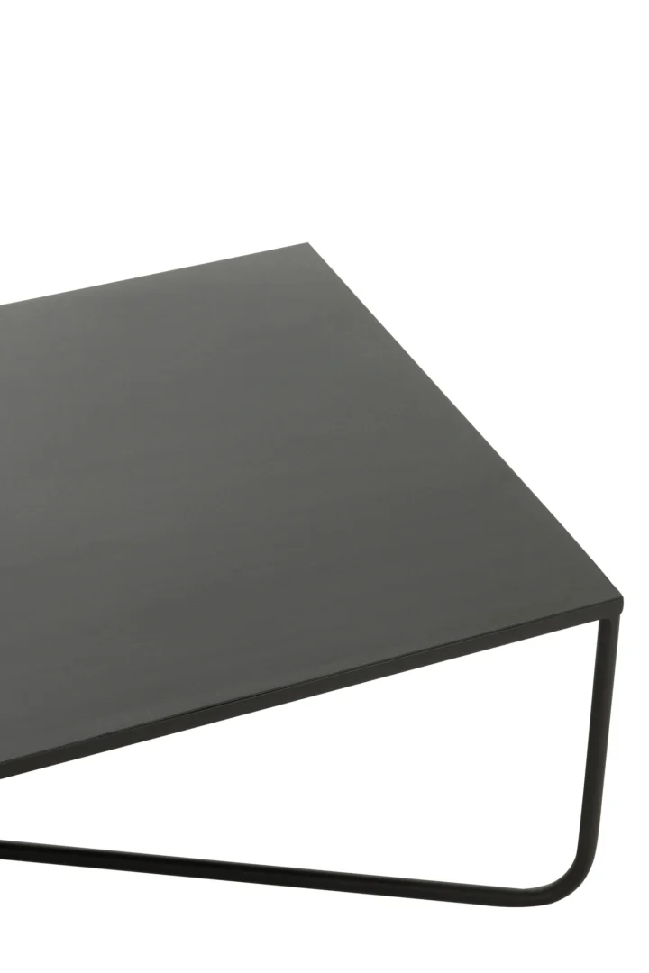 De Salontafel Zwart Metaal is een minimalistische, rechthoekige, zwart metalen tafel met dunne poten, weergegeven vanuit een schuin bovenaanzicht op een witte achtergrond.