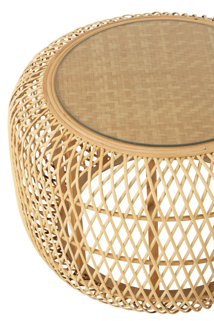 De Set van 2 bijzettafels Afrika Bamboe/Vurenhout Natuurlijk bestaat uit twee ronde bijzettafels met geweven bamboe bladen, glazen oppervlakken en open rasterpatronen rond de zijkanten, perfect voor een stijlvolle en natuurlijke look.
