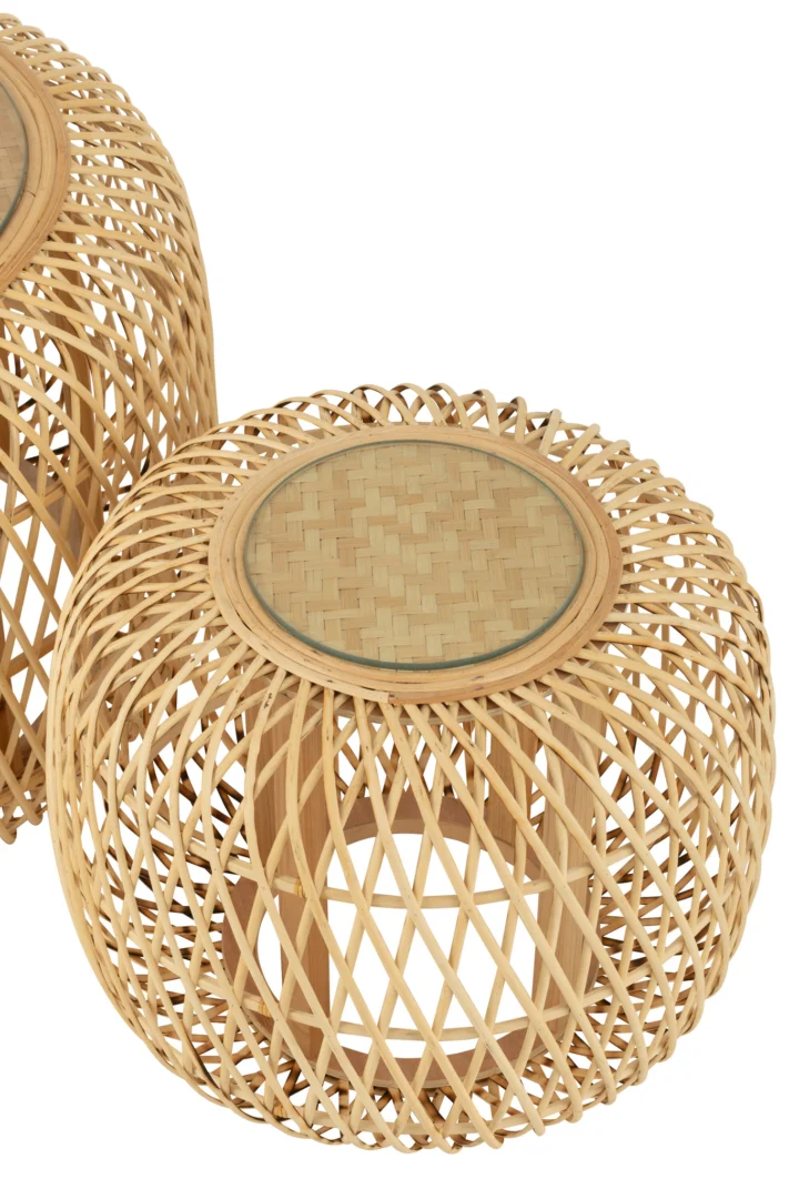 Set van 2 bijzettafels Afrika van bamboe en vurenhout in natuurlijk kleur, met rond ontwerp en open, gevlochten look. De tafels hebben glasplaten en staan naast elkaar tegen een witte achtergrond.