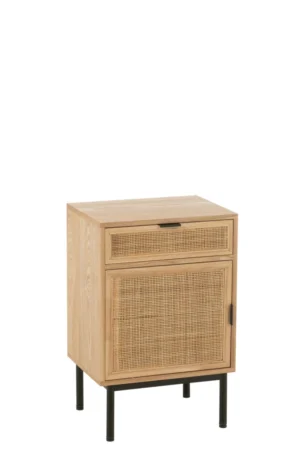 Het Nachtkastje Zwart Metaal (35 x 46 x 70 cm) is een klein houten kastje met zwart metalen poten, een enkele lade en een deur met een geweven rotanpaneel voor een minimalistische, moderne look.