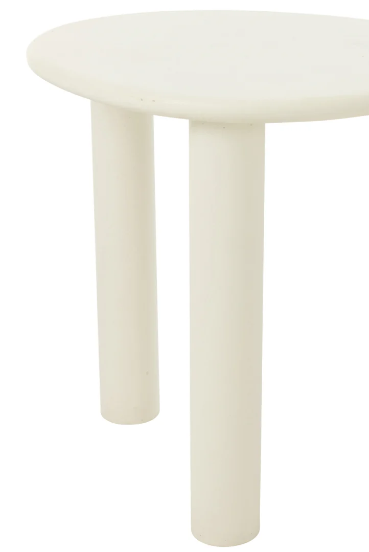 De Bijzettafel Bali Mdf/Pvc Wit Klein is een kleine, ronde, minimalistische witte tafel met twee zichtbare cilindrische poten tegen een effen witte achtergrond.