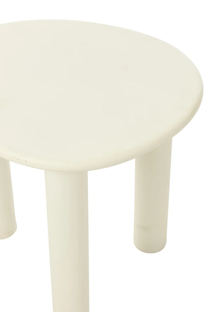 Een close-up van de Bijzettafel Bali Mdf/Pvc Wit Klein, een kleine, ronde witte tafel met drie cilindrische poten tegen een effen witte achtergrond.