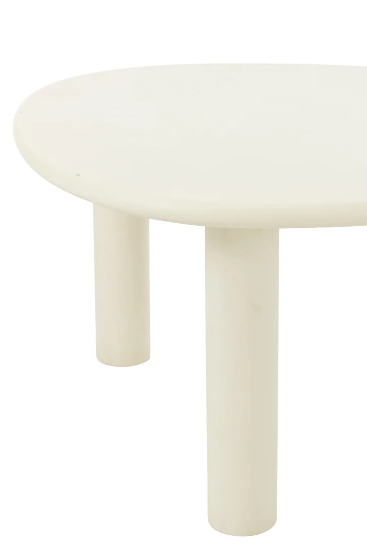 De Bijzettafel Bali MDF/PVC Wit Middelgroot is een minimale, moderne ronde witte tafel met dikke cilindrische poten, gedeeltelijk afgebeeld tegen een effen witte achtergrond. Alleen de rand van het tafelblad en twee poten zijn zichtbaar.